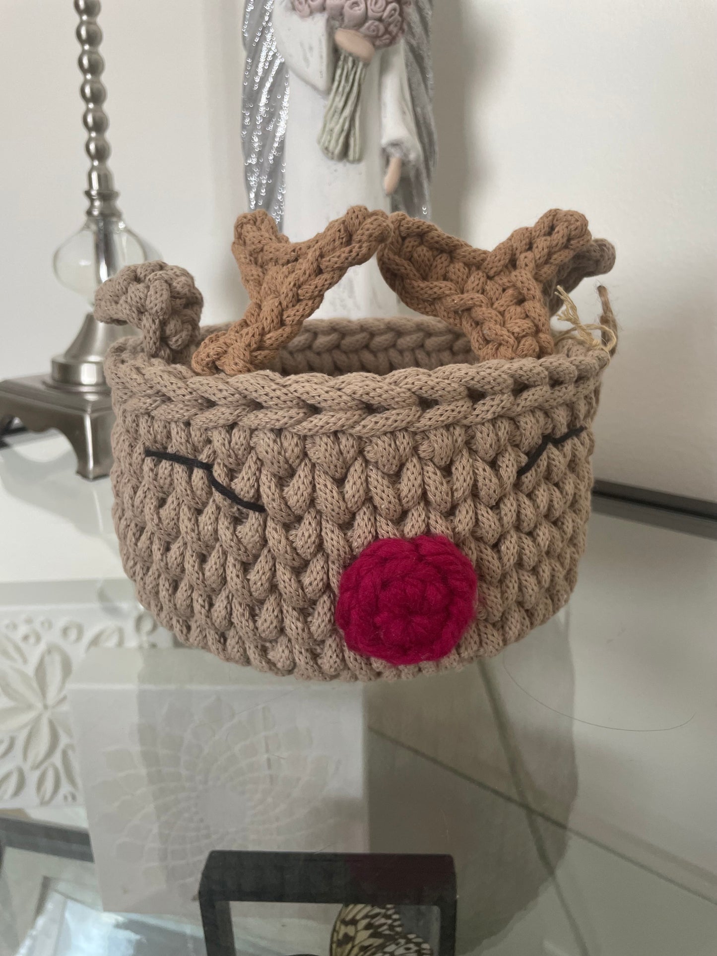 ⸻
Handmade Reindeer Basket – Small Christmas Edition
• Diameter: 18 cm
• Height: 9 cm
• Base: Wooden