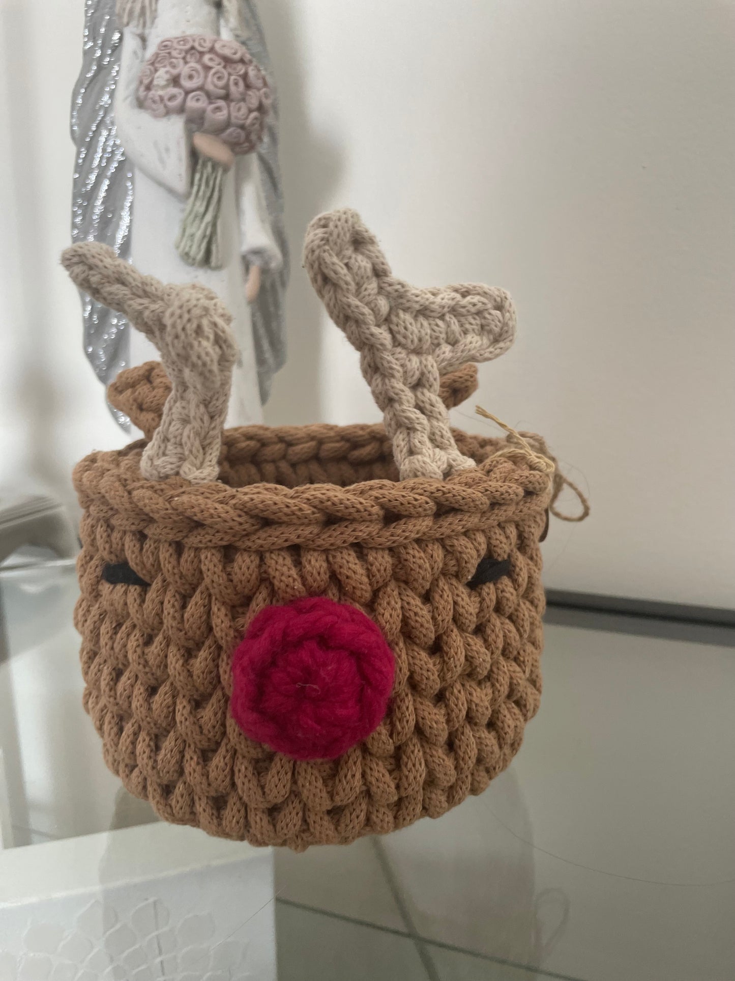 ⸻

Handmade Reindeer Basket – Mini Christmas Edition
• Diameter: 14 cm
• Height: 10 cm
• Base: Wooden