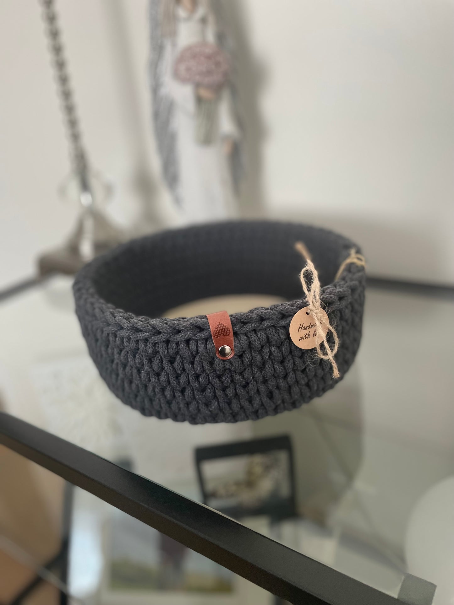 Handmade Crochet Basket – Dark Charcoal
• Diameter: 24 cm
• Height: 9 cm
• Base: Wooden